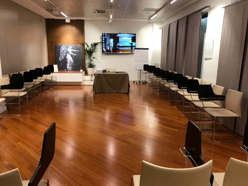 Open-Art-allestimento-corso-a-ferro-di-cavallo-